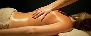 Massage ensemble du corps avec mouvement fluides et lents